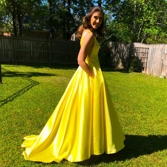 Dresses & Skirts - BEAUTIFUL Yellow Size 4 gown!!